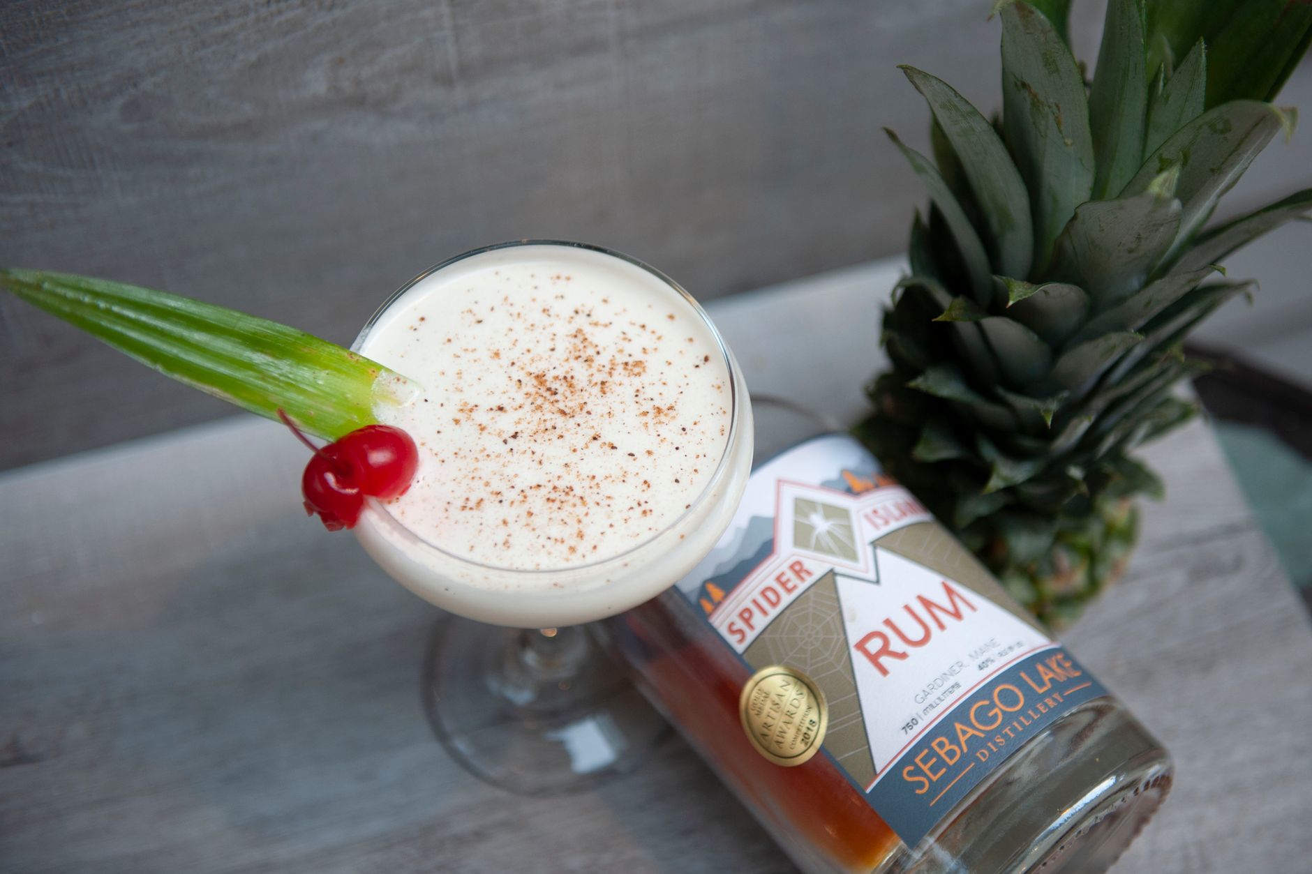 Cocktail au rhum en bord de mer